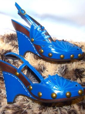 Vintage Y2K BCBG blue leather wedge sandals